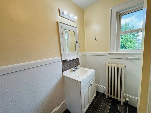 5th image of 806 S Main St #2