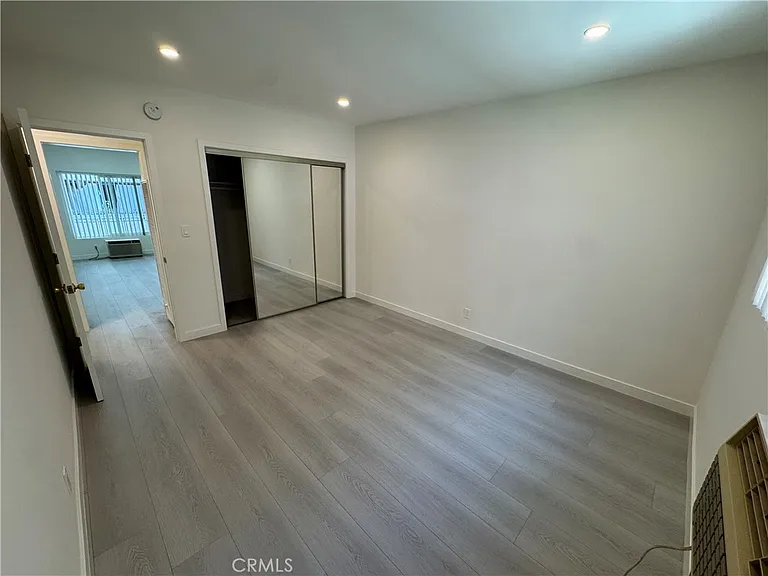 580 W Stocker St #8 — Photo 9