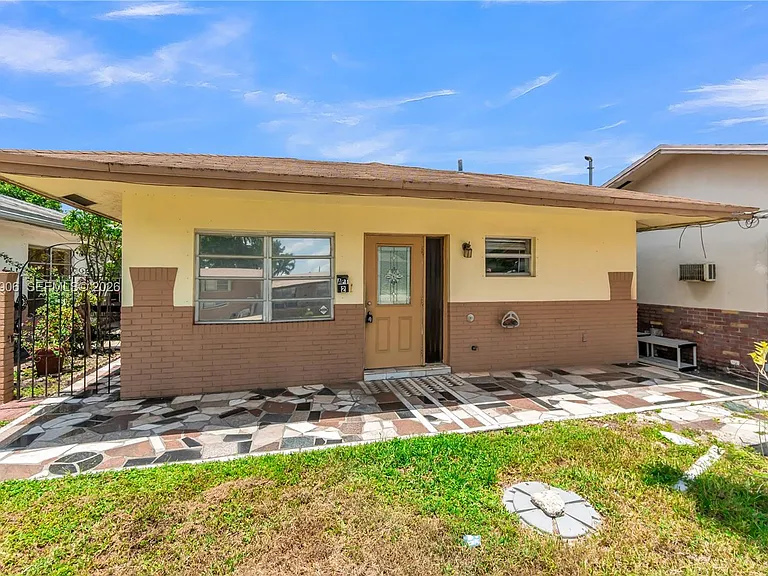 5742 Garfield St #2 — Photo 4