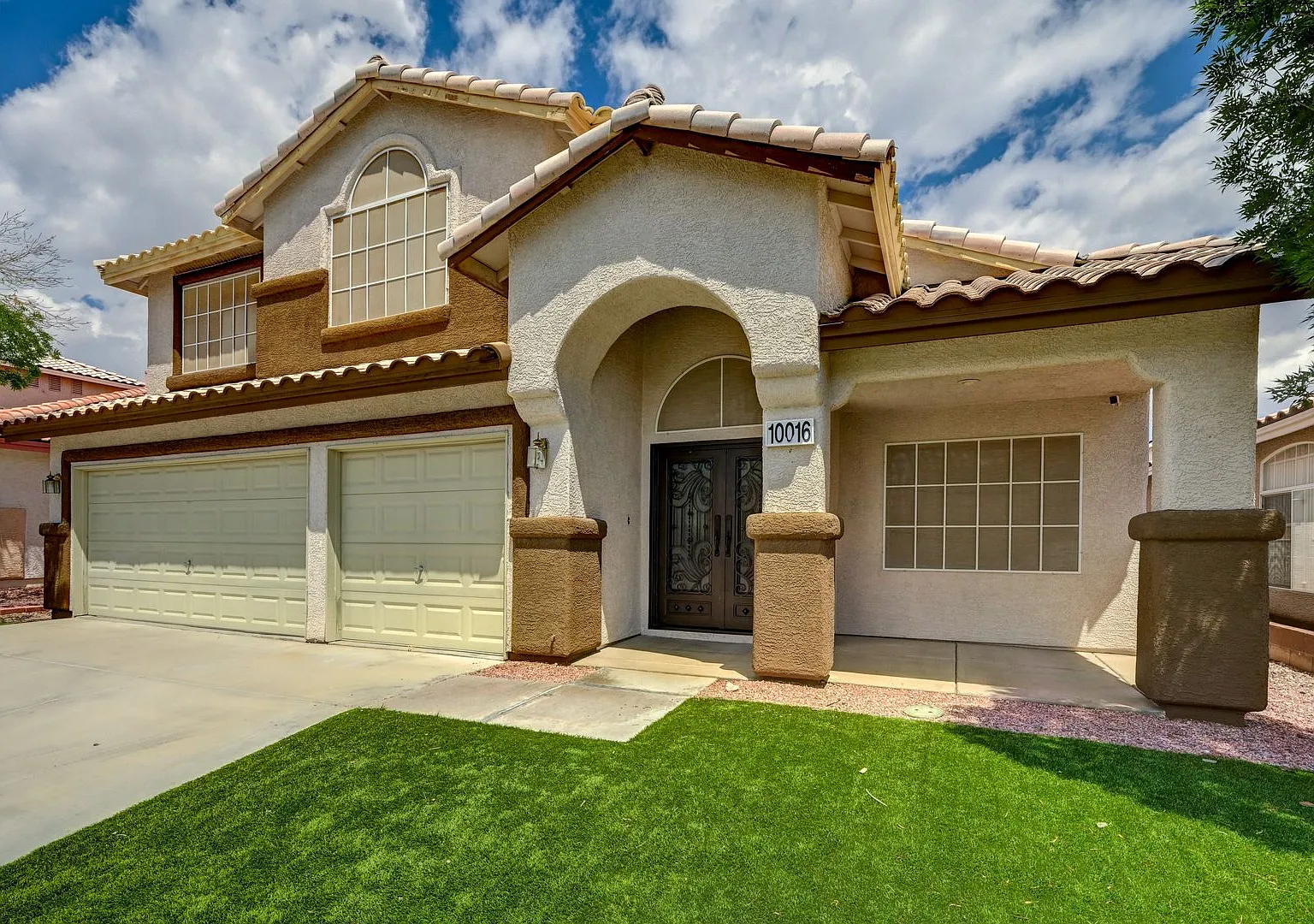 Spacious 5-Bedroom Retreat with Dual Fireplaces & Private Backyard Oasis near The Lakes! — Photo 2