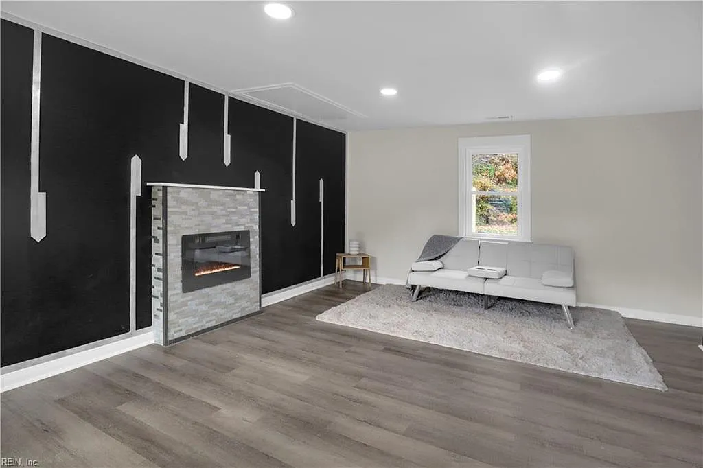 3 bed, 1208 sqft, $2,425 — Photo 2