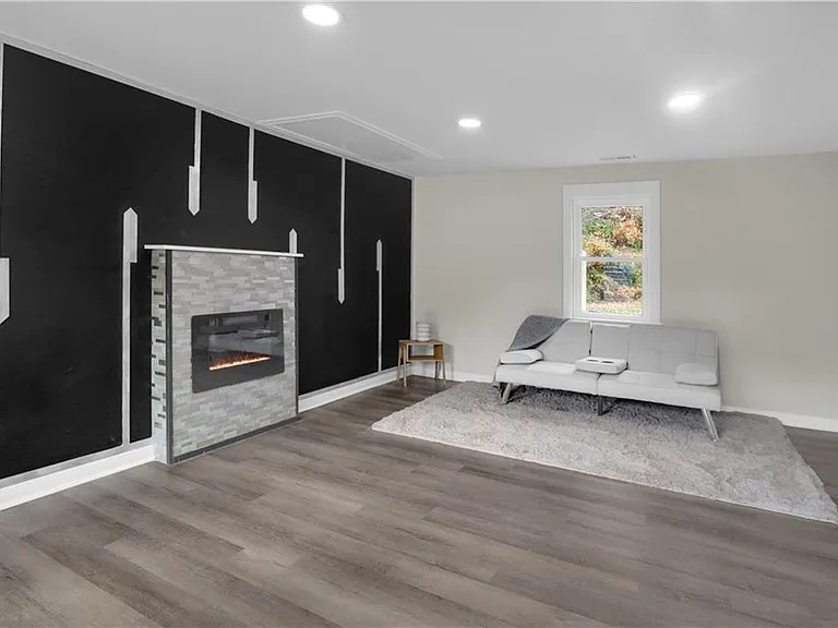 7 E Lewis Rd — Photo 2