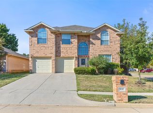 900 Robin Dr, Saginaw, TX 76179