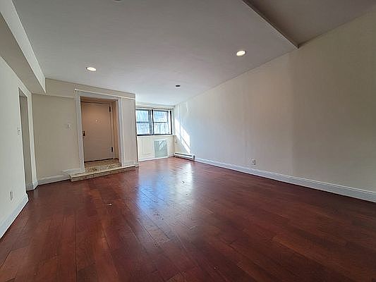 3rd image of 307 E 37th St APT 1