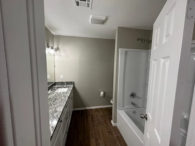 1029 E 64th Pl — Photo 12