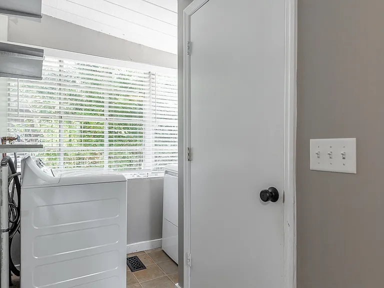 1209 Hanover St — Photo 28