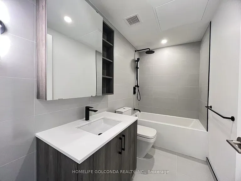 689 The Queensway #423 — Photo 4