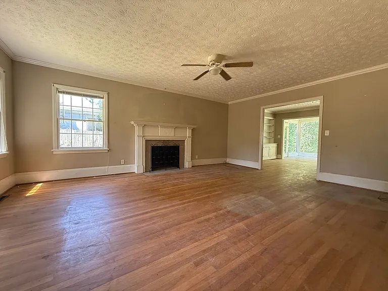 220 Woodside Dr — Photo 2