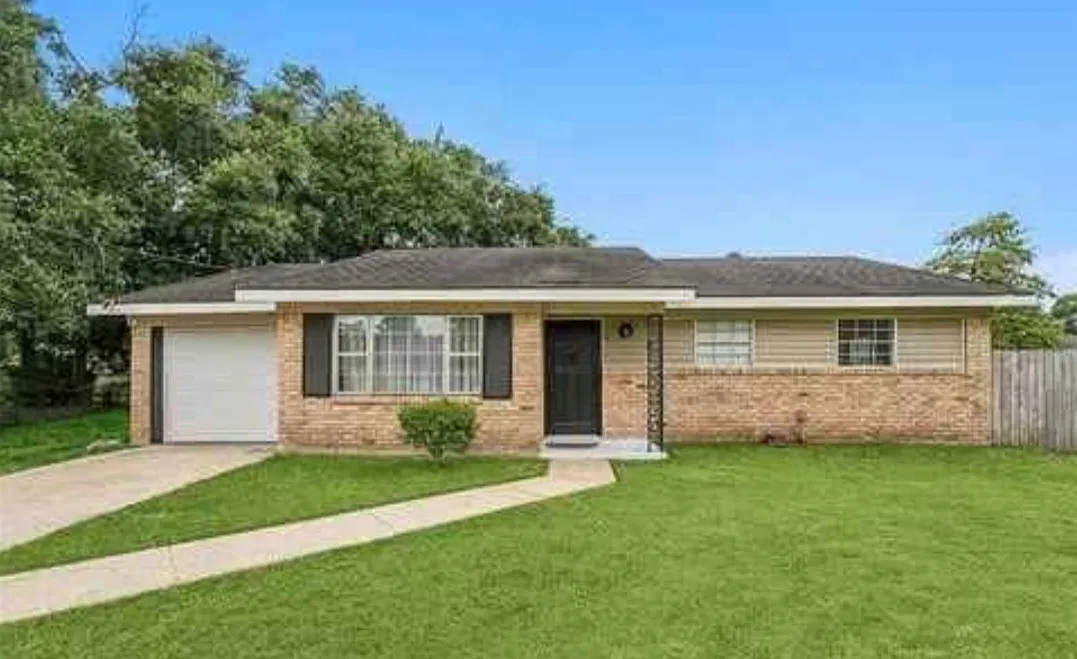 3 bed, 1370 sqft, $1,900 — Photo 1