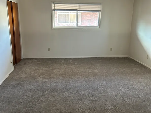 1021 S 1st St #8, Springfield, IL 62704