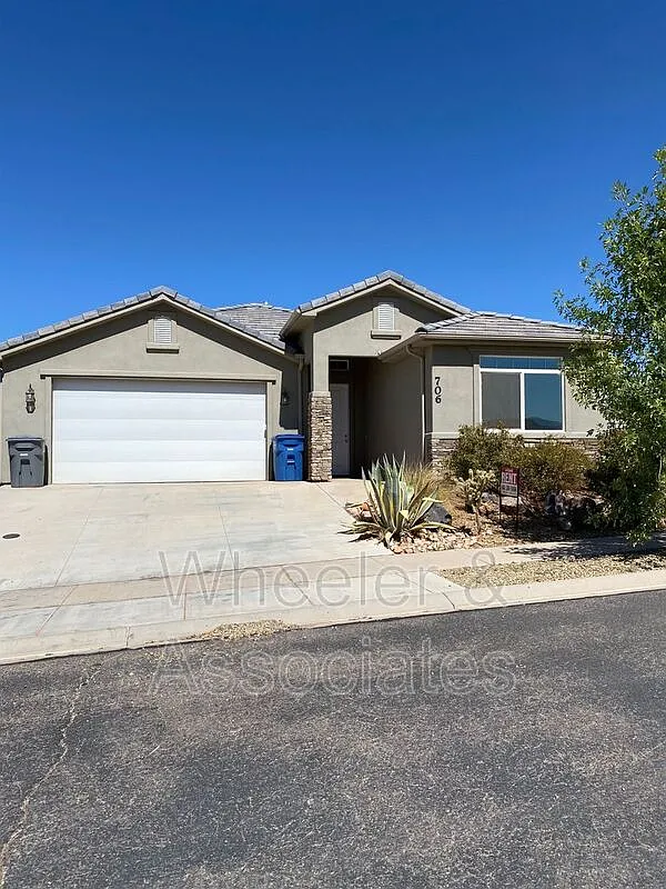 3 bed, 2.0 bath, 1602 sqft, $1,845 — Photo 1