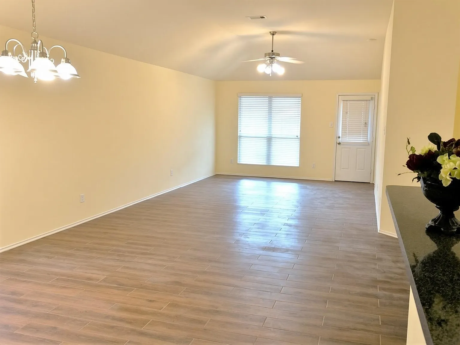 3 bed, 2.0 bath, 1716 sqft, $1,950 — Photo 3