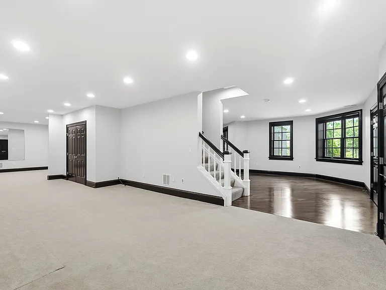678 Canterbury Dr — Photo 37