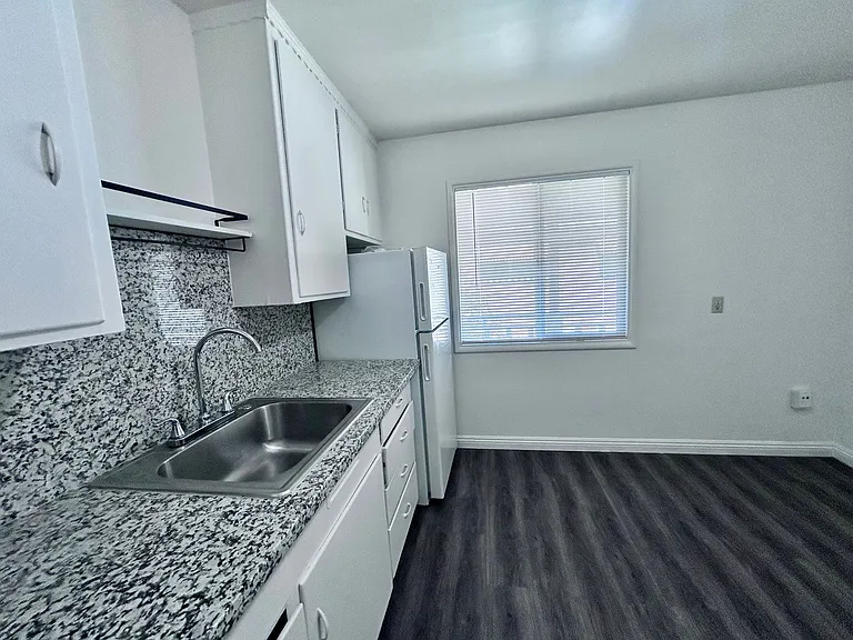 1017 Lochbrae Rd — Photo 2