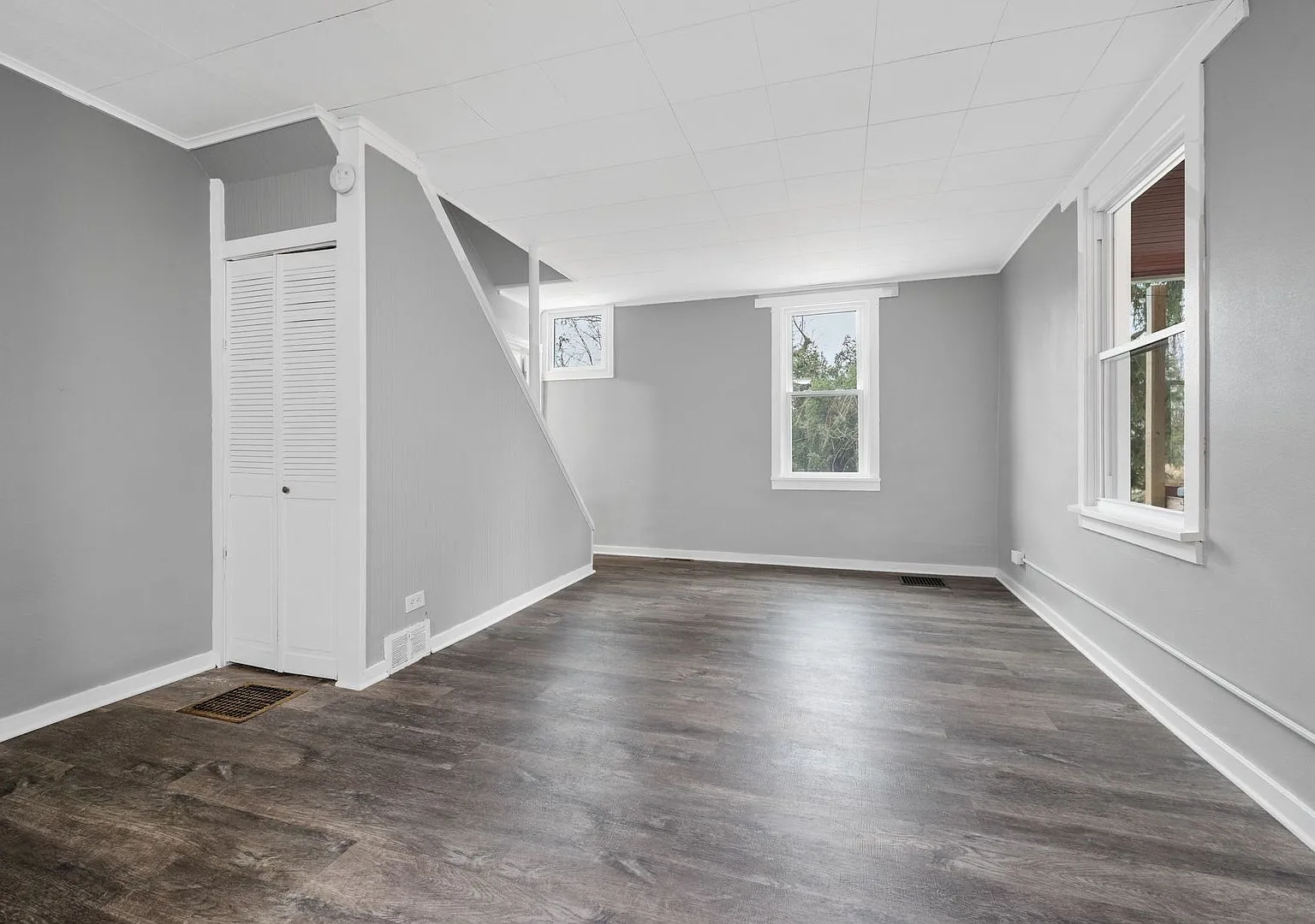 Recently Renovated 3 Bedroom House In Bellevue. Available October! — Photo 4