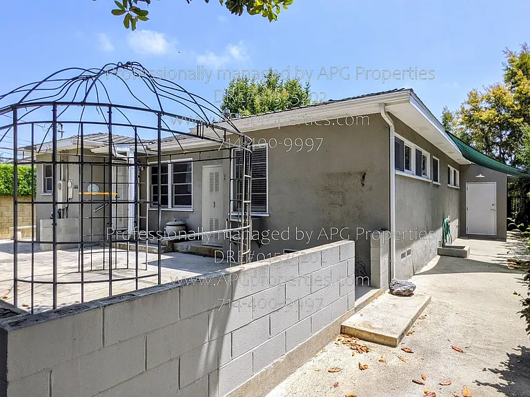 1022 N Baker St — Photo 32