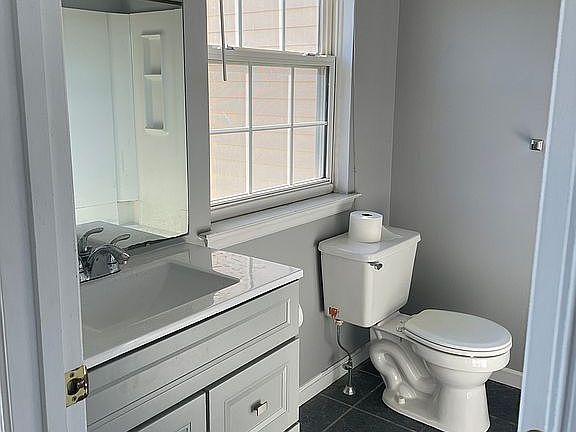 Main bath, 3rd floor