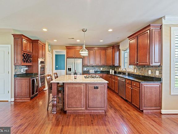 Kitchen with breakfast bar