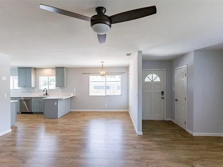 820 S San Mateo St — Photo 4