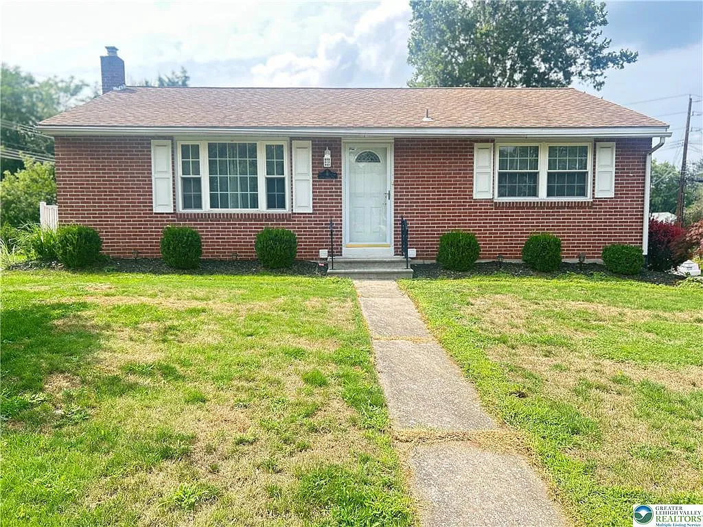 3 bed, 2.0 bath, 1384 sqft, $2,600 — Photo 1