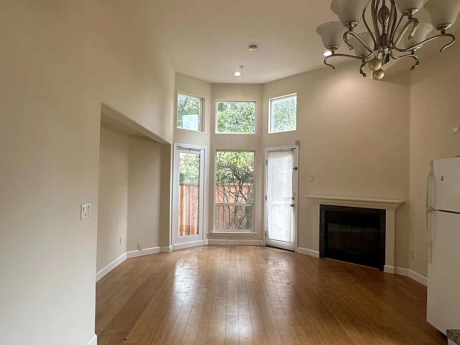 4 bed, 3.5 bath, 2000 sqft, $5,900 — Photo 2