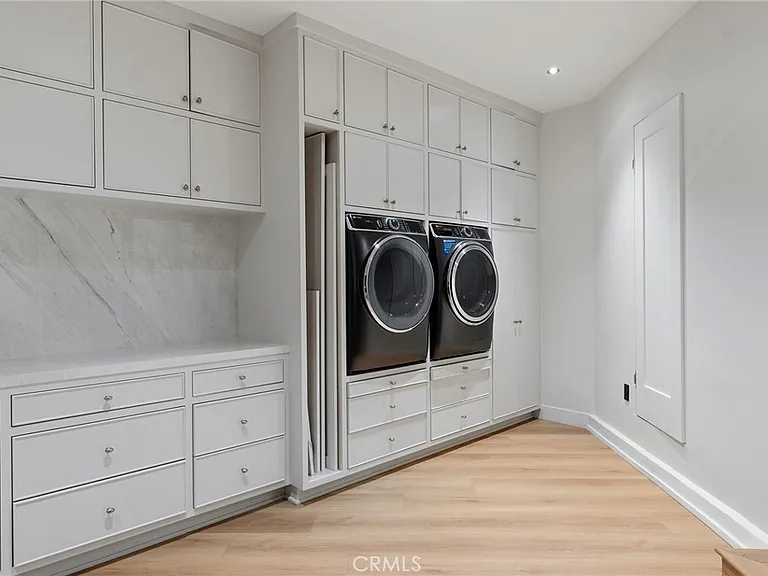 22960 Calvert St — Photo 40
