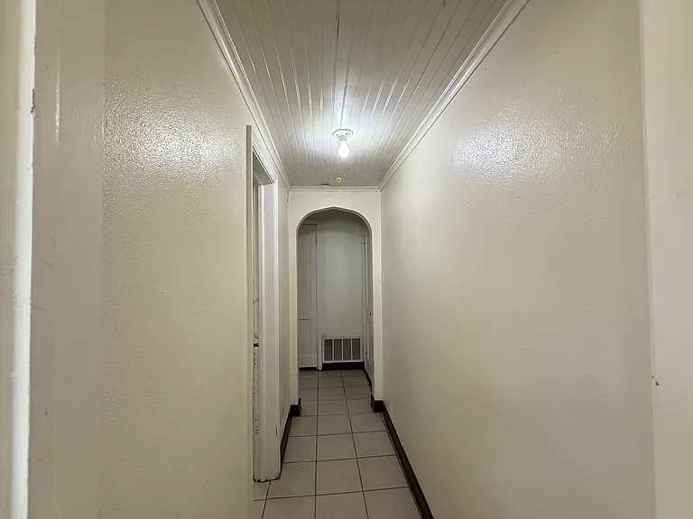 231 W 4th St #4 — Photo 31