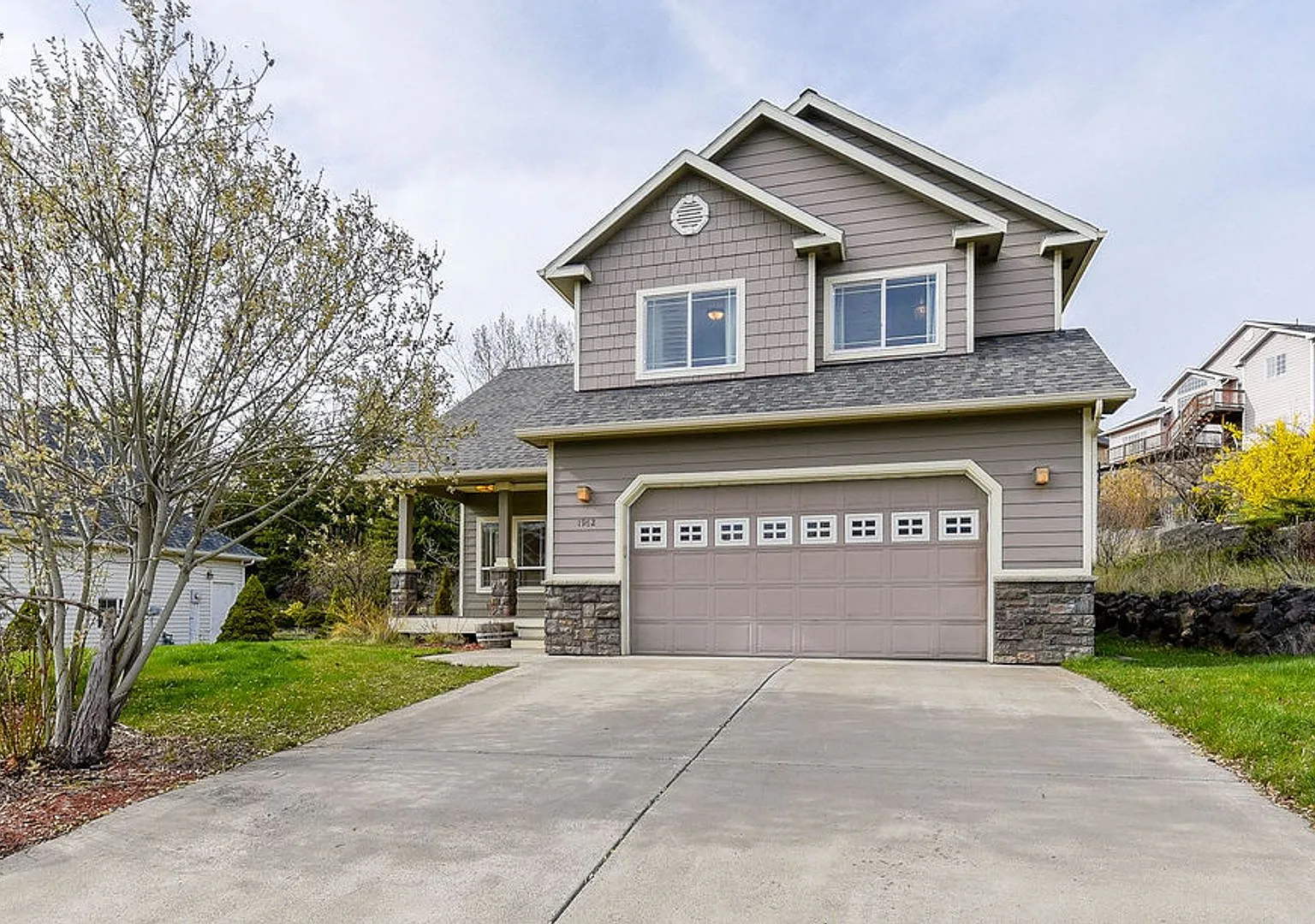 Beautiful 3 bed/2.5 bath single family home w/attached 2 car garage — Photo 1