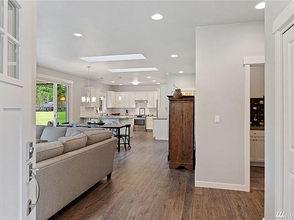 5th image of 200 E Country Club Dr E
