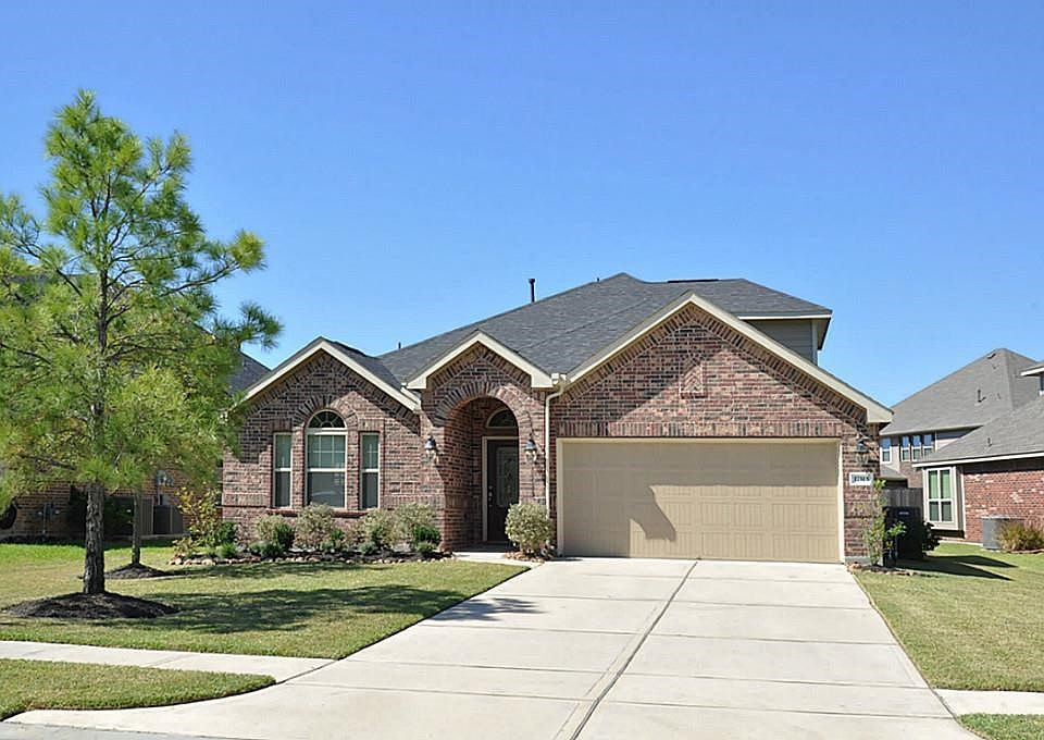Pristine 1-1/2 story Lennar with 4 sides brick.