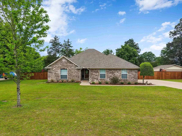 106 Tulip St, White Oak, TX 75693