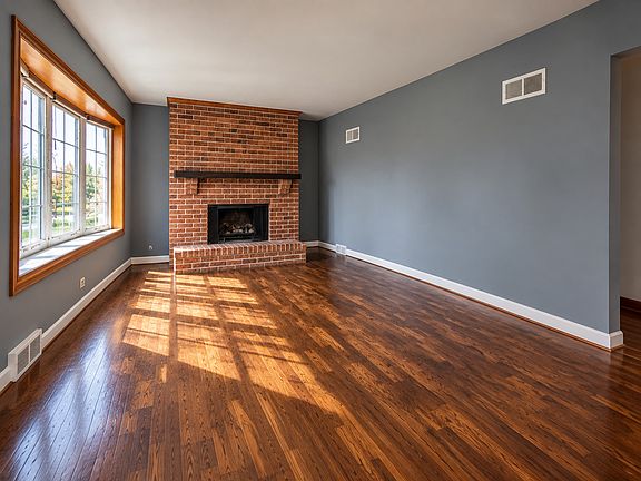 3rd image of 352 W Graham Ave