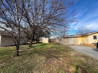 1110 W Gilbert St, Henrietta, TX 76365