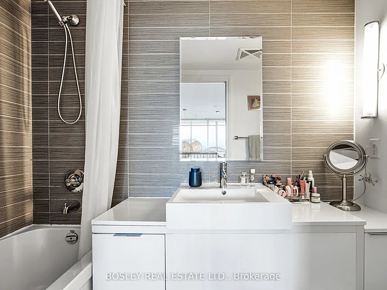 5 Hanna Ave #302 — Photo 8
