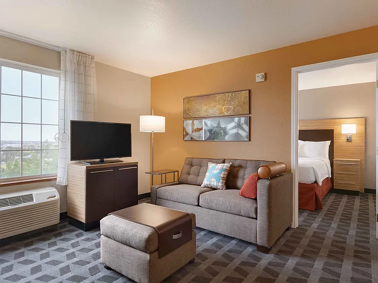 1 Bedroom Suite - 1 Queen Bed