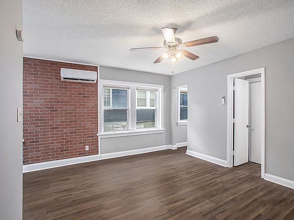 3rd image of 2725 Campbell St #105