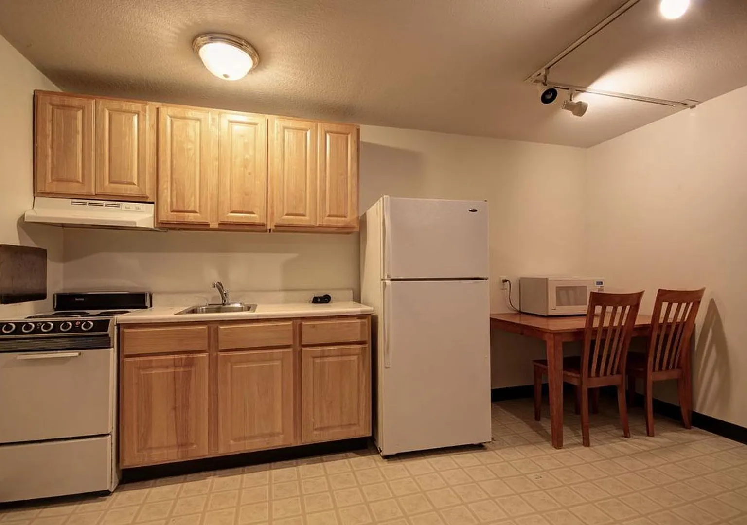 106 N Gregory St — Photo 2