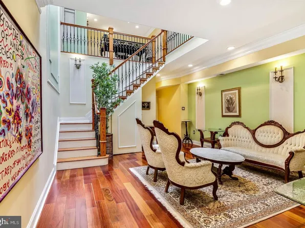 26 S Strawberry St, Philadelphia, PA 19106