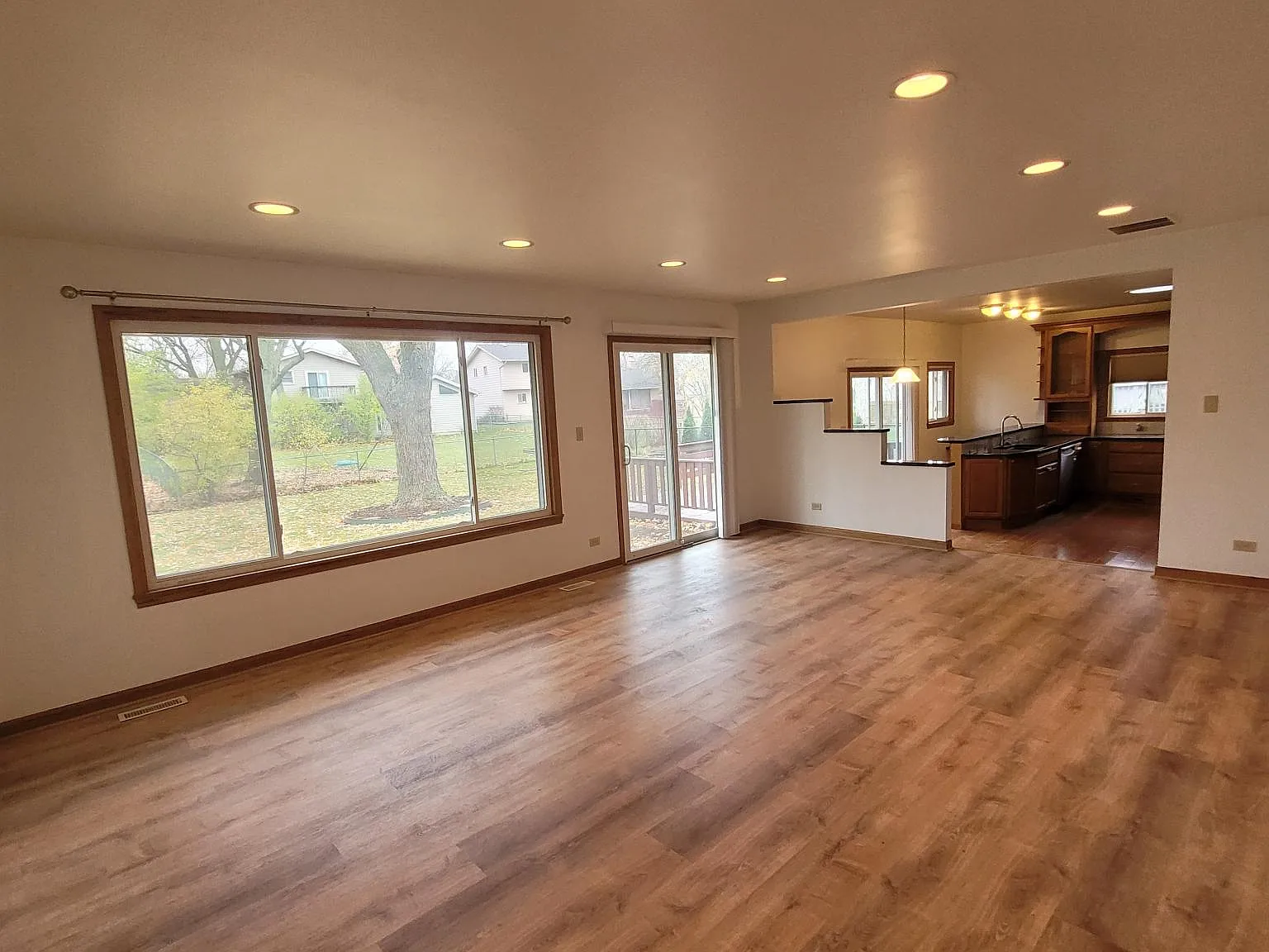 3 bed, 2693 sqft, $3,350 — Photo 4