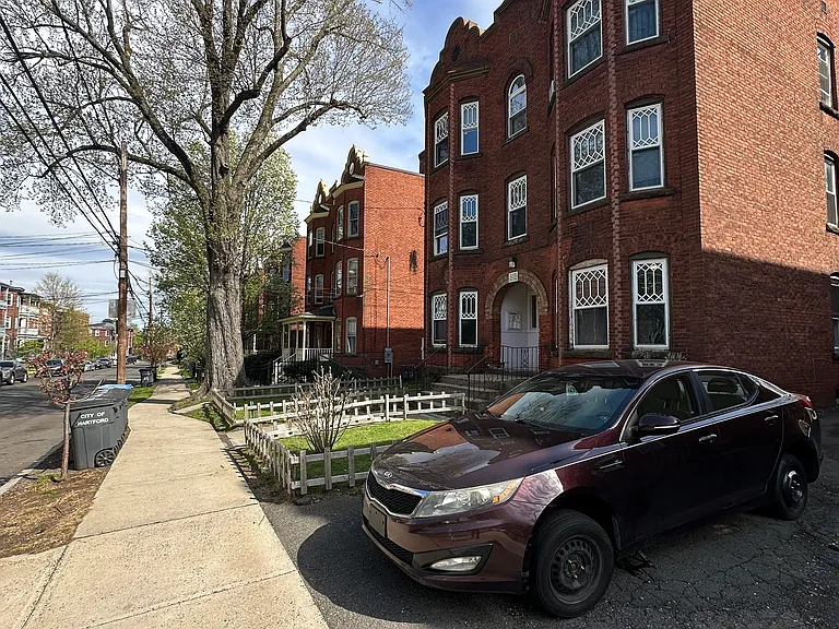 27 Mortson St #3E — Photo 16