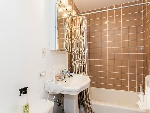 2nd image of 6815 W Wrightwood Ave #1E