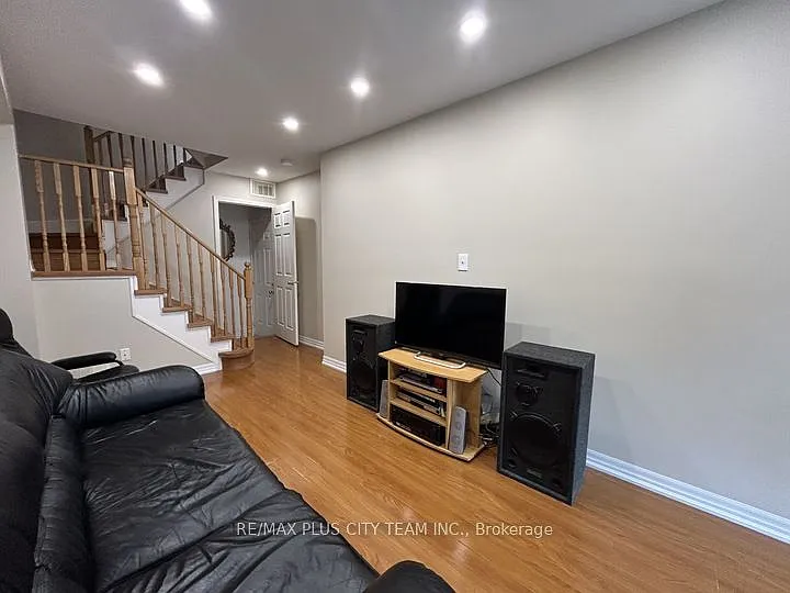 10 Cullcastle St W — Photo 4