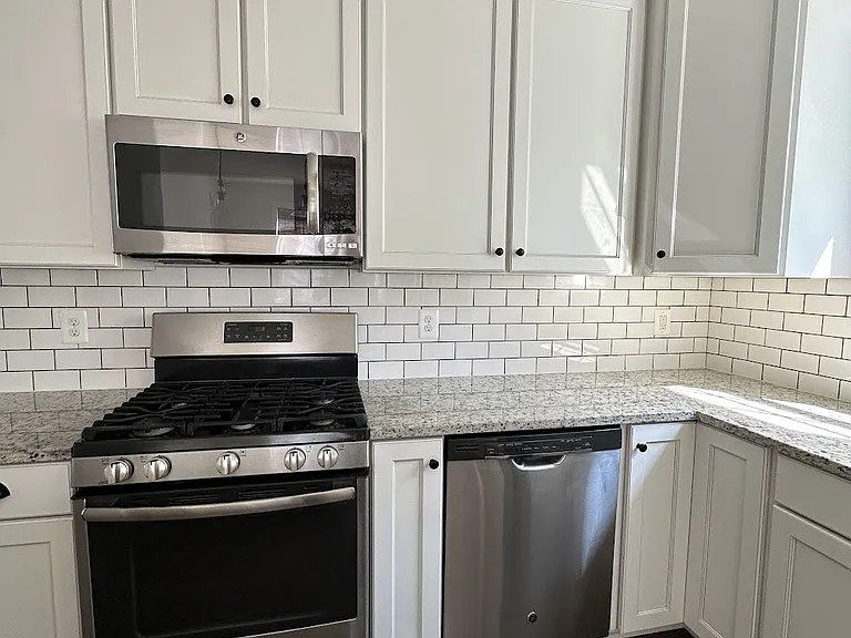 2436 Winthrop Dr — Photo 16