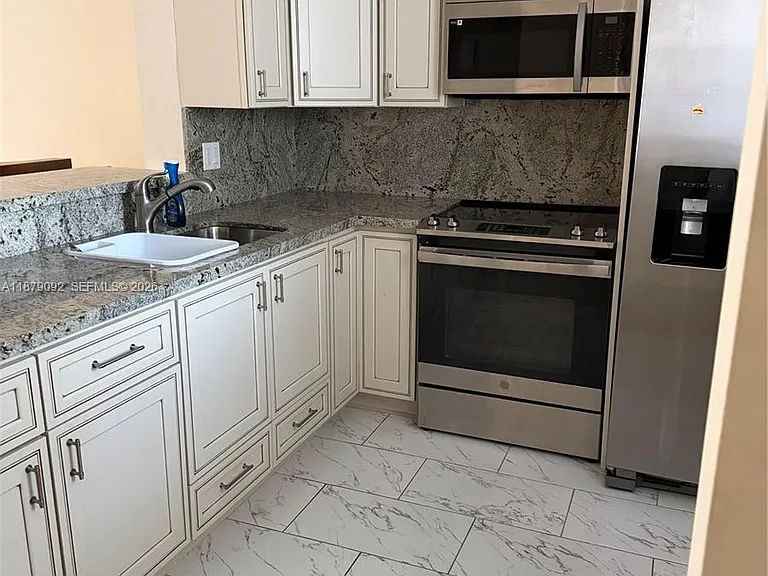 901 NE 14th Ave #305 — Photo 6