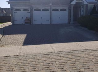 212 Velmar Dr #1, Vaughan, ON L4L 8K3