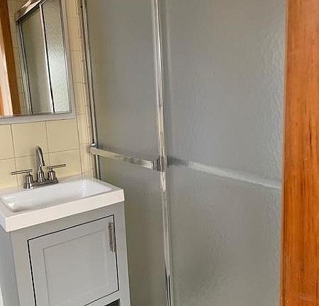 1st floor full Bathroom