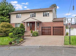 75 Howe Ct, Woodmere, NY 11598