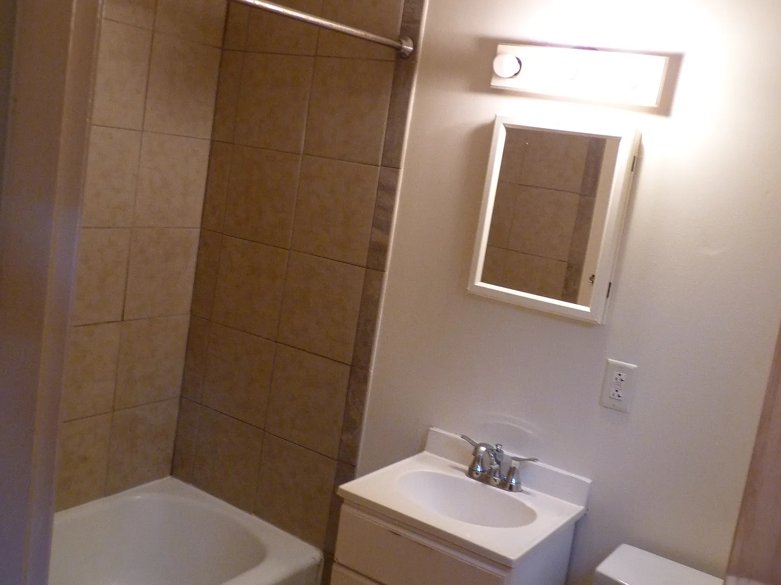 1 bed, 700 sqft, $1,100 — Photo 2