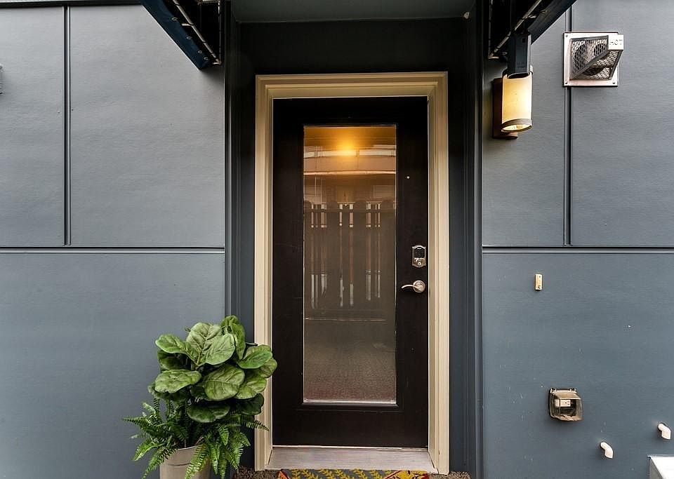 1st floor - entrance door