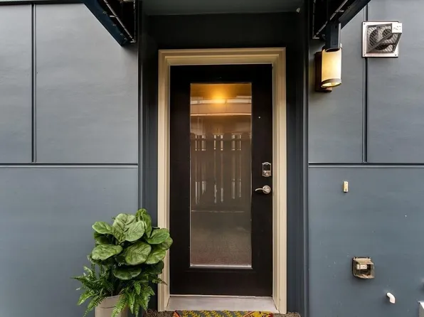 769 N 74th St APT B, Seattle, WA 98103